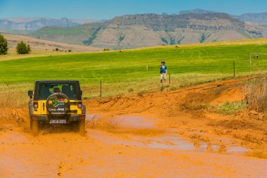 Harrismith, Güney Afrika - 02 Ekim 2015: 4x4 Drakensberg 'deki Camp Jeep' te Çamur Sürücü Eğitimi