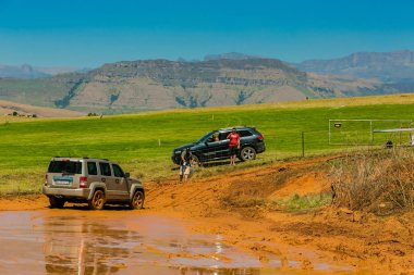 Harrismith, Güney Afrika - 02 Ekim 2015: 4x4 Drakensberg 'deki Camp Jeep' te Çamur Sürücü Eğitimi