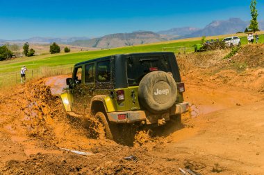 Harrismith, Güney Afrika - 02 Ekim 2015: 4x4 Drakensberg 'deki Camp Jeep' te Çamur Sürücü Eğitimi