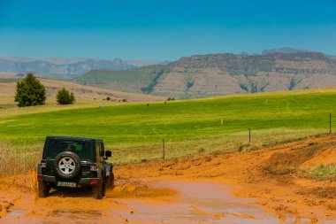 Harrismith, Güney Afrika - 02 Ekim 2015: 4x4 Drakensberg 'deki Camp Jeep' te Çamur Sürücü Eğitimi