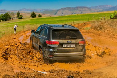 Harrismith, Güney Afrika - 02 Ekim 2015: 4x4 Drakensberg 'deki Camp Jeep' te Çamur Sürücü Eğitimi