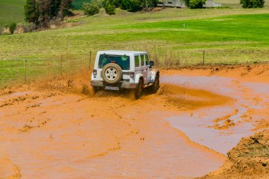 Harrismith, Güney Afrika - 02 Ekim 2015: 4x4 Drakensberg 'deki Camp Jeep' te Çamur Sürücü Eğitimi