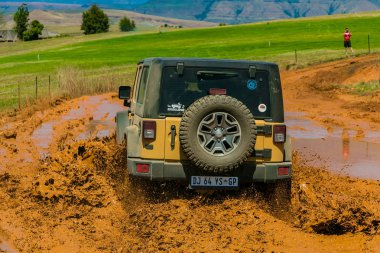 Harrismith, Güney Afrika - 02 Ekim 2015: 4x4 Drakensberg 'deki Camp Jeep' te Çamur Sürücü Eğitimi