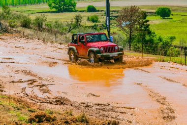 Harrismith, Güney Afrika - 02 Ekim 2015: 4x4 Drakensberg 'deki Camp Jeep' te Çamur Sürücü Eğitimi