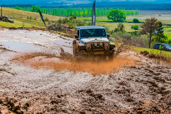 Harrismith, Güney Afrika - 02 Ekim 2015: 4x4 Drakensberg 'deki Camp Jeep' te Çamur Sürücü Eğitimi