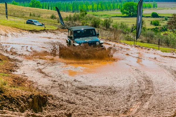 Harrismith, Güney Afrika - 02 Ekim 2015: 4x4 Drakensberg 'deki Camp Jeep' te Çamur Sürücü Eğitimi