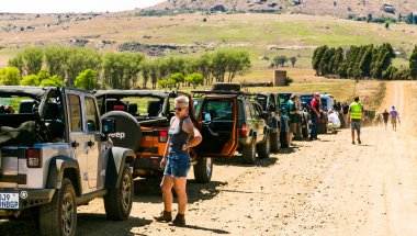 Harrismith, Güney Afrika - 02 Ekim 2015: 4x4 Dağ Yolu Sürücü Eğitimi Drakensberg 'deki Camp Jeep' te