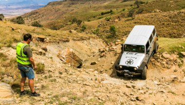 Harrismith, Güney Afrika - 02 Ekim 2015: 4x4 Dağ Yolu Sürücü Eğitimi Drakensberg 'deki Camp Jeep' te