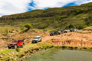Harrismith, Güney Afrika - 02 Ekim 2015: 4x4 Dağ Yolu Sürücü Eğitimi Drakensberg 'deki Camp Jeep' te