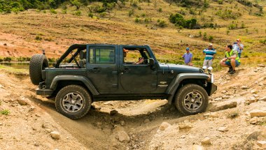 Harrismith, Güney Afrika - 02 Ekim 2015: 4x4 Dağ Yolu Sürücü Eğitimi Drakensberg 'deki Camp Jeep' te