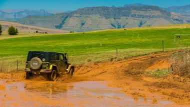 Harrismith, Güney Afrika - 02 Ekim 2015: 4x4 Drakensberg 'deki Camp Jeep' te Çamur Sürücü Eğitimi