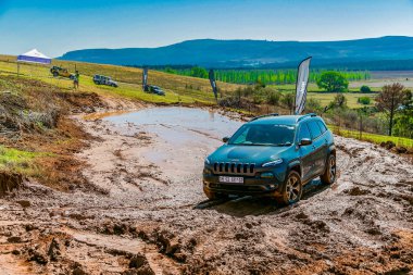 Harrismith, Güney Afrika - 02 Ekim 2015: 4x4 Drakensberg 'deki Camp Jeep' te Çamur Sürücü Eğitimi