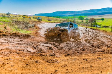 Harrismith, Güney Afrika - 02 Ekim 2015: 4x4 Drakensberg 'deki Camp Jeep' te Çamur Sürücü Eğitimi
