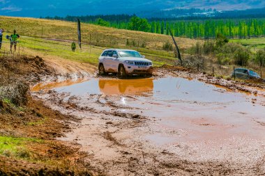 Harrismith, Güney Afrika - 02 Ekim 2015: 4x4 Drakensberg 'deki Camp Jeep' te Çamur Sürücü Eğitimi