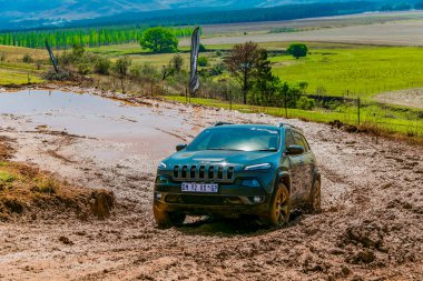Harrismith, Güney Afrika - 02 Ekim 2015: 4x4 Drakensberg 'deki Camp Jeep' te Çamur Sürücü Eğitimi