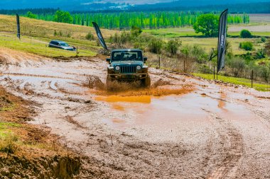 Harrismith, Güney Afrika - 02 Ekim 2015: 4x4 Drakensberg 'deki Camp Jeep' te Çamur Sürücü Eğitimi