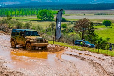 Harrismith, Güney Afrika - 02 Ekim 2015: 4x4 Drakensberg 'deki Camp Jeep' te Çamur Sürücü Eğitimi