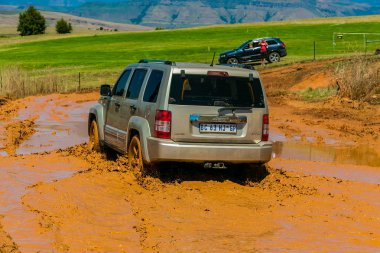 Harrismith, Güney Afrika - 02 Ekim 2015: 4x4 Drakensberg 'deki Camp Jeep' te Çamur Sürücü Eğitimi