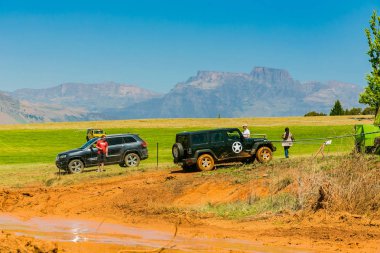 Harrismith, Güney Afrika - 02 Ekim 2015: 4x4 Drakensberg 'deki Camp Jeep' te Çamur Sürücü Eğitimi