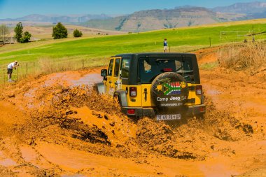 Harrismith, Güney Afrika - 02 Ekim 2015: 4x4 Drakensberg 'deki Camp Jeep' te Çamur Sürücü Eğitimi