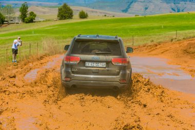 Harrismith, Güney Afrika - 02 Ekim 2015: 4x4 Drakensberg 'deki Camp Jeep' te Çamur Sürücü Eğitimi