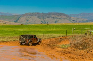 Harrismith, Güney Afrika - 02 Ekim 2015: 4x4 Drakensberg 'deki Camp Jeep' te Çamur Sürücü Eğitimi