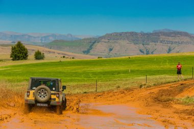 Harrismith, Güney Afrika - 02 Ekim 2015: 4x4 Drakensberg 'deki Camp Jeep' te Çamur Sürücü Eğitimi