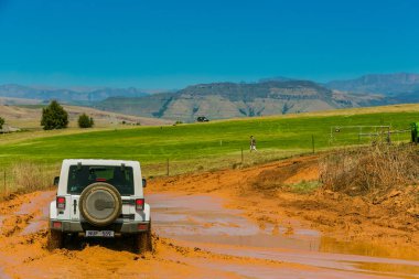 Harrismith, Güney Afrika - 02 Ekim 2015: 4x4 Drakensberg 'deki Camp Jeep' te Çamur Sürücü Eğitimi