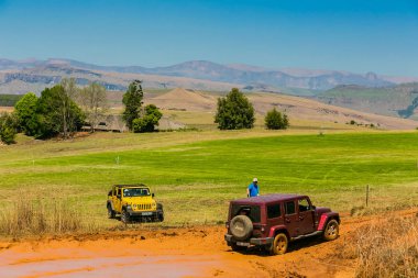 Harrismith, Güney Afrika - 02 Ekim 2015: 4x4 Drakensberg 'deki Camp Jeep' te Çamur Sürücü Eğitimi