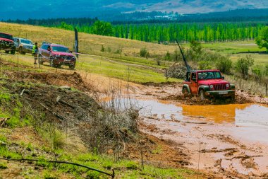 Harrismith, Güney Afrika - 02 Ekim 2015: 4x4 Drakensberg 'deki Camp Jeep' te Çamur Sürücü Eğitimi