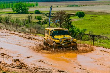Harrismith, Güney Afrika - 02 Ekim 2015: 4x4 Drakensberg 'deki Camp Jeep' te Çamur Sürücü Eğitimi