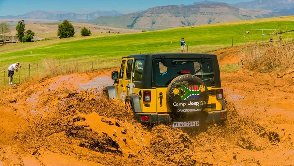 Harrismith, Güney Afrika - 02 Ekim 2015: 4x4 Drakensberg 'deki Camp Jeep' te Çamur Sürücü Eğitimi