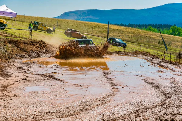 Harrismith, Güney Afrika - 02 Ekim 2015: 4x4 Drakensberg 'deki Camp Jeep' te Çamur Sürücü Eğitimi