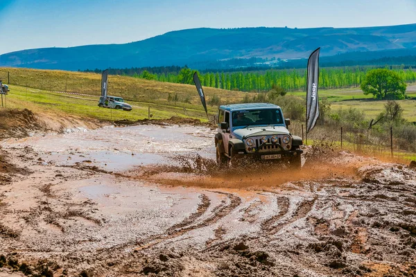 Harrismith, Güney Afrika - 02 Ekim 2015: 4x4 Drakensberg 'deki Camp Jeep' te Çamur Sürücü Eğitimi