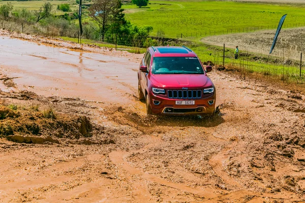 Harrismith, Güney Afrika - 02 Ekim 2015: 4x4 Drakensberg 'deki Camp Jeep' te Çamur Sürücü Eğitimi