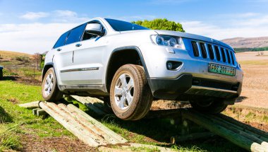 Harrismith, Güney Afrika - 02 Ekim 2015: 4x4 Engelli Sürücü Eğitimi Drakensberg 'deki Kamp Jeep' te