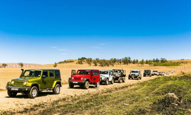 Harrismith, Güney Afrika - 02 Ekim 2015: 4x4 Dağ Yolu Sürücü Eğitimi Drakensberg 'deki Camp Jeep' te