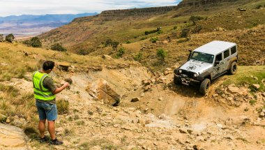 Harrismith, Güney Afrika - 02 Ekim 2015: 4x4 Dağ Yolu Sürücü Eğitimi Drakensberg 'deki Camp Jeep' te