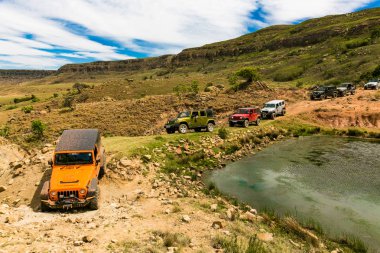 Harrismith, Güney Afrika - 02 Ekim 2015: 4x4 Dağ Yolu Sürücü Eğitimi Drakensberg 'deki Camp Jeep' te