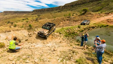 Harrismith, Güney Afrika - 02 Ekim 2015: 4x4 Dağ Yolu Sürücü Eğitimi Drakensberg 'deki Camp Jeep' te