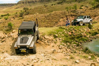 Harrismith, Güney Afrika - 02 Ekim 2015: 4x4 Dağ Yolu Sürücü Eğitimi Drakensberg 'deki Camp Jeep' te