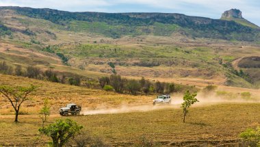 Harrismith, Güney Afrika - 02 Ekim 2015: 4x4 Dağ Yolu Sürücü Eğitimi Drakensberg 'deki Camp Jeep' te