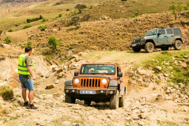 Harrismith, Güney Afrika - 02 Ekim 2015: 4x4 Dağ Yolu Sürücü Eğitimi Drakensberg 'deki Camp Jeep' te