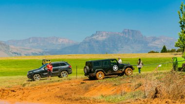 Harrismith, Güney Afrika - 02 Ekim 2015: 4x4 Drakensberg 'deki Camp Jeep' te Çamur Sürücü Eğitimi