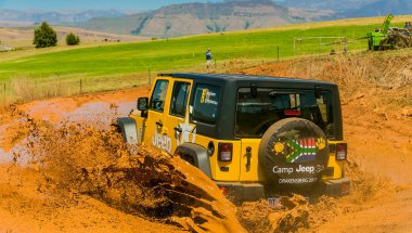 Harrismith, Güney Afrika - 02 Ekim 2015: 4x4 Drakensberg 'deki Camp Jeep' te Çamur Sürücü Eğitimi