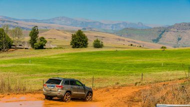 Harrismith, Güney Afrika - 02 Ekim 2015: 4x4 Drakensberg 'deki Camp Jeep' te Çamur Sürücü Eğitimi