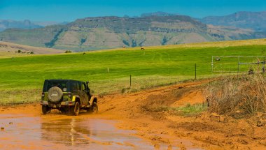 Harrismith, Güney Afrika - 02 Ekim 2015: 4x4 Drakensberg 'deki Camp Jeep' te Çamur Sürücü Eğitimi