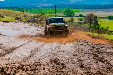 Harrismith, Güney Afrika - 02 Ekim 2015: 4x4 Drakensberg 'deki Camp Jeep' te Çamur Sürücü Eğitimi