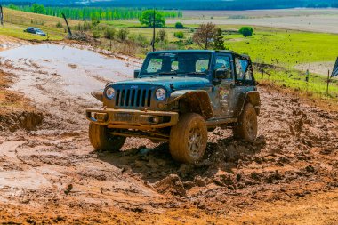 Harrismith, Güney Afrika - 02 Ekim 2015: 4x4 Drakensberg 'deki Camp Jeep' te Çamur Sürücü Eğitimi
