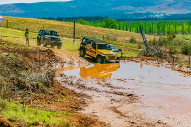 Harrismith, Güney Afrika - 02 Ekim 2015: 4x4 Drakensberg 'deki Camp Jeep' te Çamur Sürücü Eğitimi